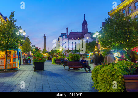 Montréal, Canada - 09 septembre 2018 : scène de nuit de la place Vauquelin, avec les habitants et les visiteurs, à Montréal, Québec, Canada Banque D'Images