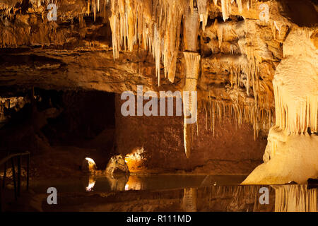 Lac souterrain et des stalactites Banque D'Images