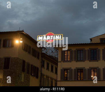 Soirée blue hour et le néon Martini signe dans le centre de Florence, Italie Europe Banque D'Images