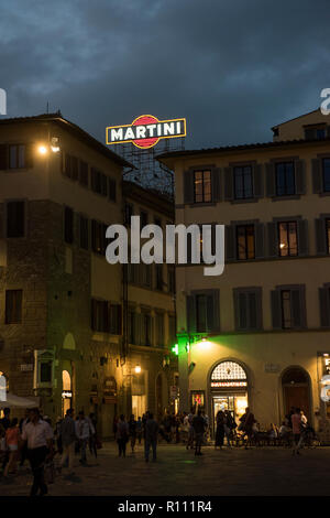 Soirée blue hour et le néon Martini signe dans le centre de Florence, Italie Europe Banque D'Images