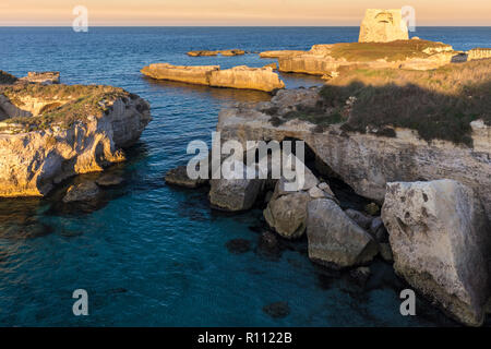 Vue d'un coucher du soleil à la Roca Vecchia, près de Torre dell'Orso. Melendugno, province de Lecce, Pouilles, Salento, en Italie. Banque D'Images