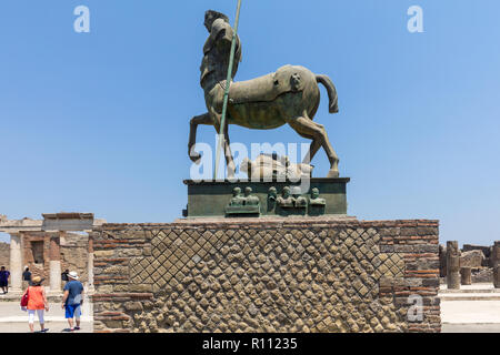 Pompéi, Italie - 15 juin 2017 : Sculptures du sculpteur polonais Igor Mitoraj sur l'affichage à l'site archéologique de Pompéi, l'ancienne ville romaine, dest Banque D'Images