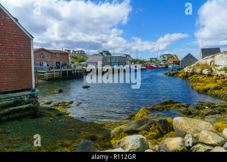 Peggy's Cove, Canada - 22 septembre 2018 : Scène du village de pêcheurs, avec des maisons en bois, des bateaux et des touristes, à Peggy's Cove, en Nouvelle-Écosse, Canada Banque D'Images