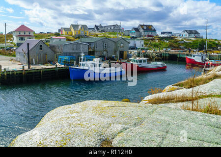 Peggy's Cove, Canada - 22 septembre 2018 : Scène du village de pêcheurs, avec des maisons en bois, des bateaux et des touristes, à Peggy's Cove, en Nouvelle-Écosse, Canada Banque D'Images