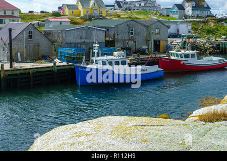 Peggy's Cove, Canada - 22 septembre 2018 : Scène du village de pêcheurs, avec des maisons en bois, des bateaux et des touristes, à Peggy's Cove, en Nouvelle-Écosse, Canada Banque D'Images