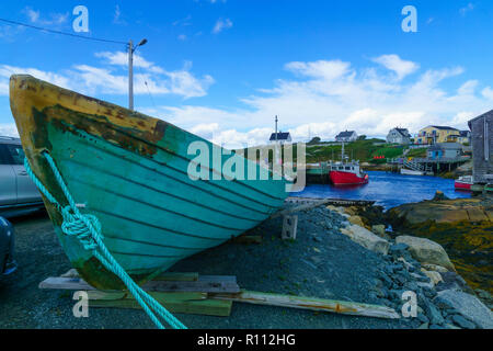 Peggy's Cove, Canada - 22 septembre 2018 : Scène du village de pêcheurs, avec des maisons en bois, des bateaux et des touristes, à Peggy's Cove, en Nouvelle-Écosse, Canada Banque D'Images