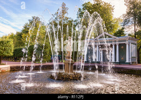 18 Septembre 2018 : St Petersburg, Russie - La Fontaine d'Adam, à Peterhof Palace Jardins De La Fontaine. Il y a aussi une fontaine veille similaires. Banque D'Images