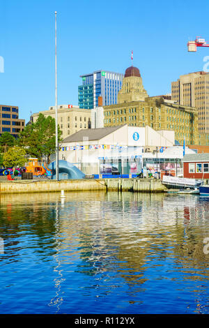 Halifax, Canada - le 23 septembre 2018 : vue sur le port et le centre-ville, avec les habitants et visiteurs, à Halifax, Nouvelle-Écosse, Canada Banque D'Images
