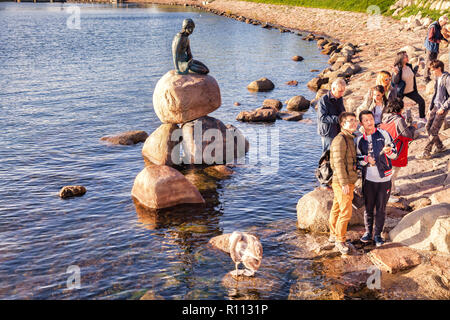 23 Septembre 2018 : Copenhague, Danemark - touristes asiatiques en tenant vos autoportraits avec un bâton selfies à la Petite Sirène, la célèbre statue en bronze par... Banque D'Images