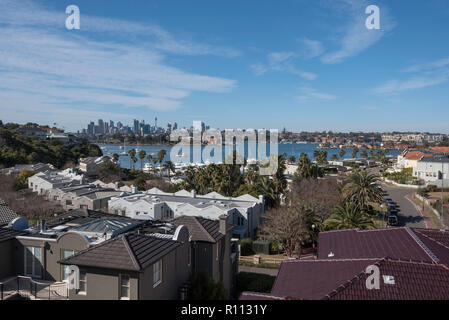 À la recherche sur les toits de maisons de la banlieue de Sydney, Sydney Harbour à Woolwich et les chantiers historiques de cacatoès Island Banque D'Images