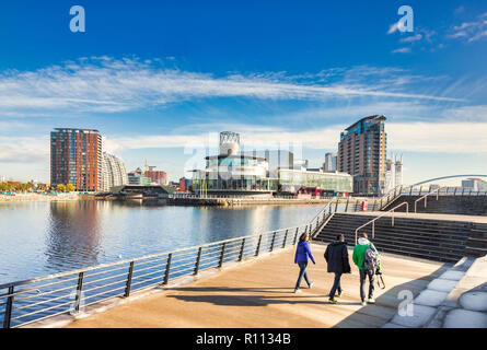 2 novembre 2018 : les quais de Salford, Manchester, UK - trois jeunes touristes flânant près du Manchester Ship Canal. Banque D'Images