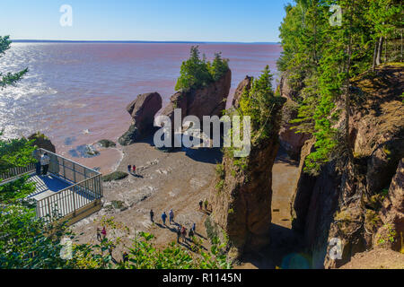 Hopewell Cape, Canada - 24 septembre 2018 : Avis de Hopewell Rocks à marée basse, avec les visiteurs. New Brunswick, Canada Banque D'Images