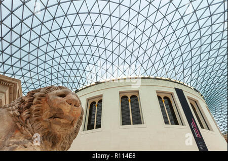 Le Lion de Cnide dans la grande cour du British Museum, Londres, Angleterre