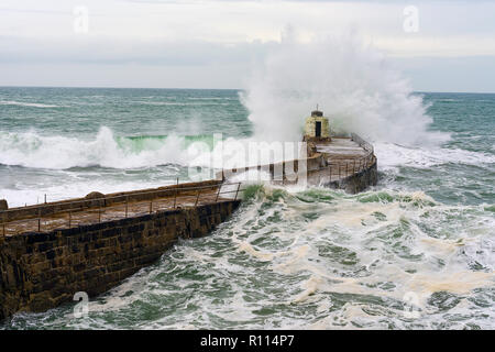 Portreath frappée par des vagues énormes après une tempête de Cornouailles. Banque D'Images