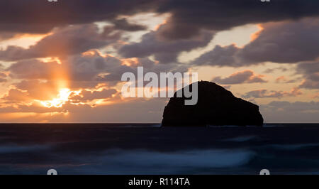 Trebarwith Strand au coucher du soleil et Gull Rock, Cornwall, Angleterre, Grande-Bretagne Banque D'Images