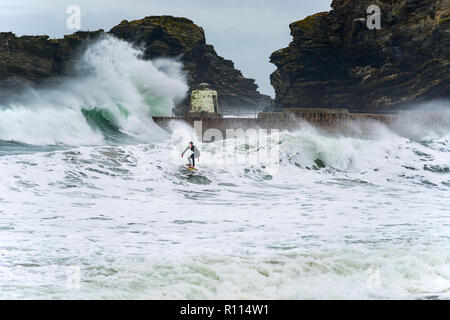 Portreath, Cornwall, UK. 04/11/2018. Pas de surfer. Banque D'Images