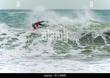 Portreath, Cornwall, UK. 04/11/2018. Pas de surfer. Samedis de force de coup de vent est sorti de l'énorme houle dans Cornwall et les surfeurs ont le plus d'elle ! Banque D'Images