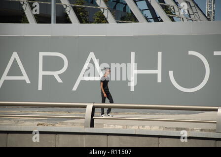 Ankara, Turquie - 22 août 2018 : randonnée pédestre sur le trottoir en face de l'hôtel Ankara près du Train à Grande Vitesse (YHT) gare principale. Banque D'Images