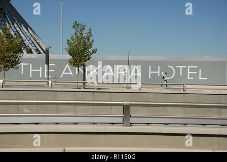 Ankara, Turquie - 22 août 2018 : randonnée pédestre sur le trottoir en face de l'hôtel Ankara près du Train à Grande Vitesse (YHT) gare principale. Banque D'Images