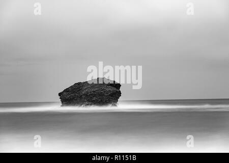 Portreaths Rock Gull à ethereal lors d'une tempête de grains à la mi-novembre 2018. Banque D'Images