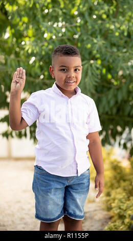 L'enfant dans le jardin de compter avec ses doigts Banque D'Images