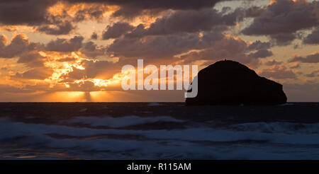 Trebarwith Strand au coucher du soleil et Gull Rock, Cornwall, Angleterre, Grande-Bretagne Banque D'Images