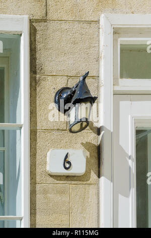 La ville de Québec, Canada - le 27 septembre 2018 : lampe typique et numéro de maison dans la ville de Québec, Québec, Canada Banque D'Images