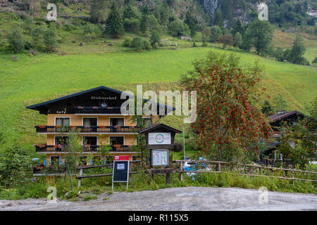 BAD Gastein, Autriche - août 06, 2018 : village et hôtel à la vallée de montagne près de la rivière. Banque D'Images