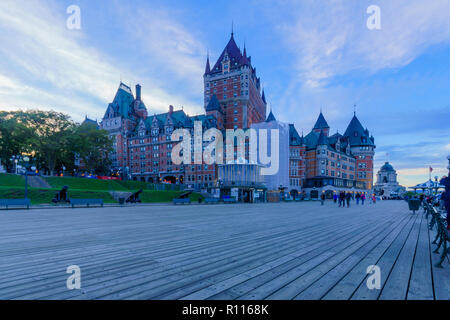 La ville de Québec, Canada - le 27 septembre 2018 : Scène Coucher du soleil de la Terrasse Dufferin et le Château Frontenac, avec les habitants et les visiteurs, dans la ville de Québec, Québec Banque D'Images