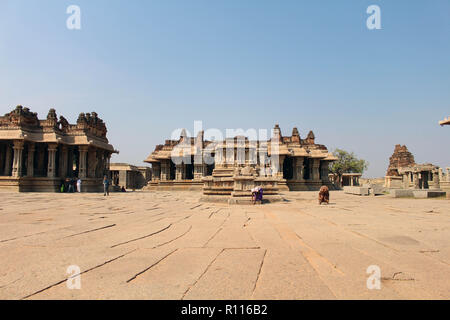 La célèbre Vijaya Vittala Temple et son char de Hampi. Prises en Inde, août 2018. Banque D'Images