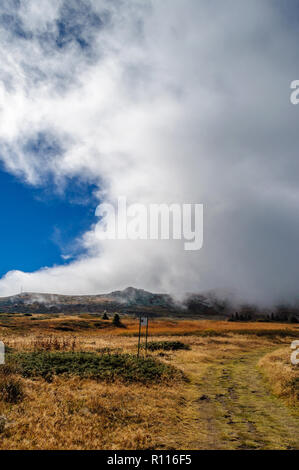 La fin de l'automne première hiver gel en montagne - magnifique paysage sous un ciel bleu et de brouillard mystérieux Banque D'Images