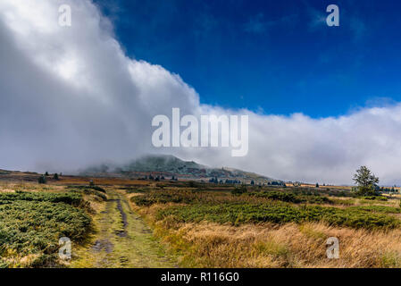 La fin de l'automne première hiver gel en montagne - magnifique paysage sous un ciel bleu et de brouillard mystérieux Banque D'Images