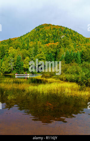 Lac-Superieur, Canada - le 29 septembre 2018 : vue sur le lac Monroe, avec les visiteurs, et les couleurs des feuilles d'automne dans le Parc National du Mont-Tremblant, Québec, Canada Banque D'Images