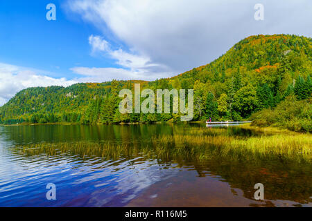 Lac-Superieur, Canada - le 29 septembre 2018 : vue sur le lac Monroe, avec les visiteurs, et les couleurs des feuilles d'automne dans le Parc National du Mont-Tremblant, Québec, Canada Banque D'Images