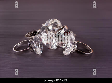 Grand géant bagues à diamant sur la table. Banque D'Images