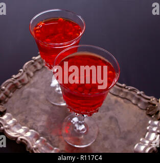 Deux verres vintage avec l'argousier verre sur la table Banque D'Images