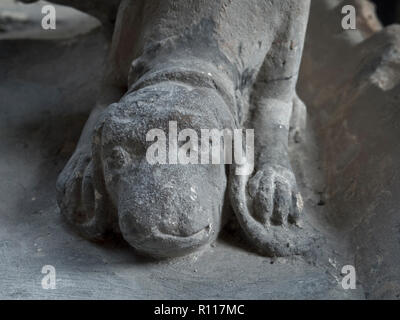 Détail de la 15e siècle deux niveaux 'memento mori' tombe dans l'église paroissiale de Saint Nicolas, Fyfield, Oxfordshire, UK. Banque D'Images