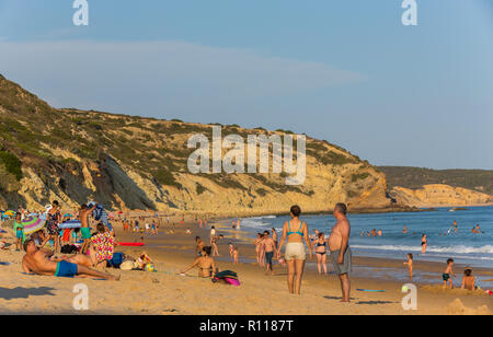 VILA DO BISPO, PORTUGAL - 21 août 2018 : les gens à la célèbre plage de Salema à Vila do Bispo. Cette plage fait partie d'un célèbre région touristique d'Alg Banque D'Images