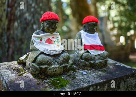 Okunoin, cimetière les plus populaires au Japon, situé dans la région de Koyasan ou le Mont Koya. Banque D'Images