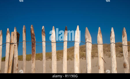 Clôture en bois avec a souligné woods Banque D'Images