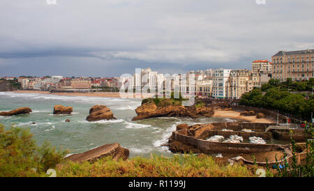 La Grand Plage de Biarritz vu du vieux port, jour de tempête Banque D'Images