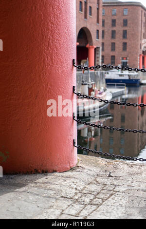 Les colonnes en fonte qui supportent les bâtiments historiques l'entourent le Royal Albert Dock de Liverpool. Banque D'Images