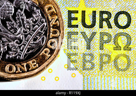 1 € la pièce sur un 5 Euro note Banque D'Images