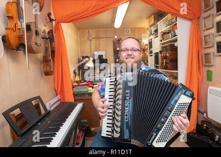 Photo Karl macrae musicien enseignant Leith Walk Studios' sera ouvert officiellement , marquant l'achèvement d'un projet rendu possible par régénération Banque D'Images