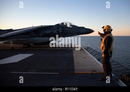 Un U.S. Marine Corps AV-8B Harrier fighter jet, décolle de l'envol du Wasp-classe d'assaut amphibie USS Kearsarge au cours de groupe aéronaval d'opérations de l'exercice de l'unité de formation composite 31 octobre 2018 dans l'océan Atlantique. Banque D'Images