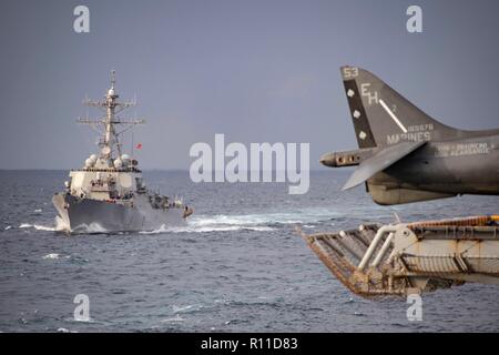 La Marine américaine de la classe Arleigh Burke destroyer lance-missiles USS McFaul transits aux côtés de la classe Wasp-navire d'assaut amphibie USS Kearsarge au cours de groupe aéronaval d'unité de formation composite le 23 octobre de l'exercice 2018, dans l'océan Atlantique. Banque D'Images