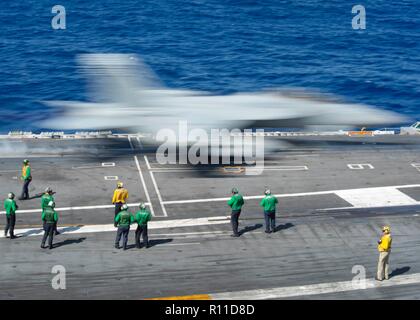 Les marins de la Marine américaine montre qu'une EA-18G Growler, affecté à l'Escadron d'attaque électronique 133, décolle de l'envol de classe Nimitz porte-avions USS John C. Stennis au cours de l'exploitation le 27 octobre 2018 dans l'océan Pacifique. Banque D'Images