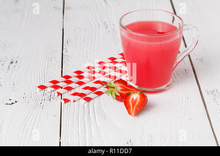 Yogourt aux fraises en bonne santé avec les baies fraîches sur fond de bois Banque D'Images