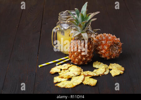 Les tranches d'ananas biologiques secs prêt à manger Banque D'Images