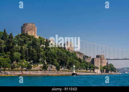 Istanbul, Turquie, 12 juin 2012 : Rumeli Hisari, forteresse médiévale sur les rives du Bosphore. Banque D'Images